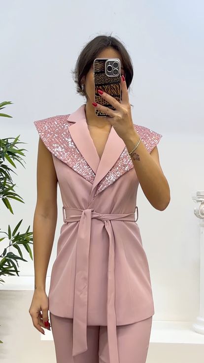Traje con detalle de cuello empolvado